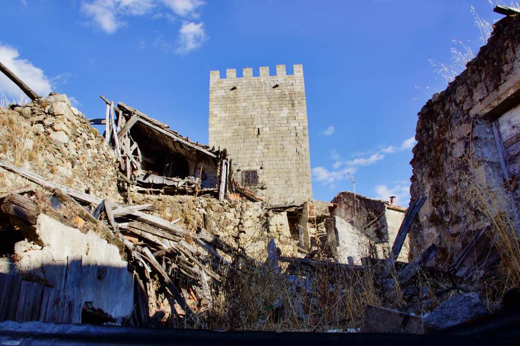 Blick auf die Burg von Lamego; im Vordergrund eine Schlafzimmer in Form einer Dachkammer. Eine Wand fehlt, was den Blick auf den Raum ermöglicht.