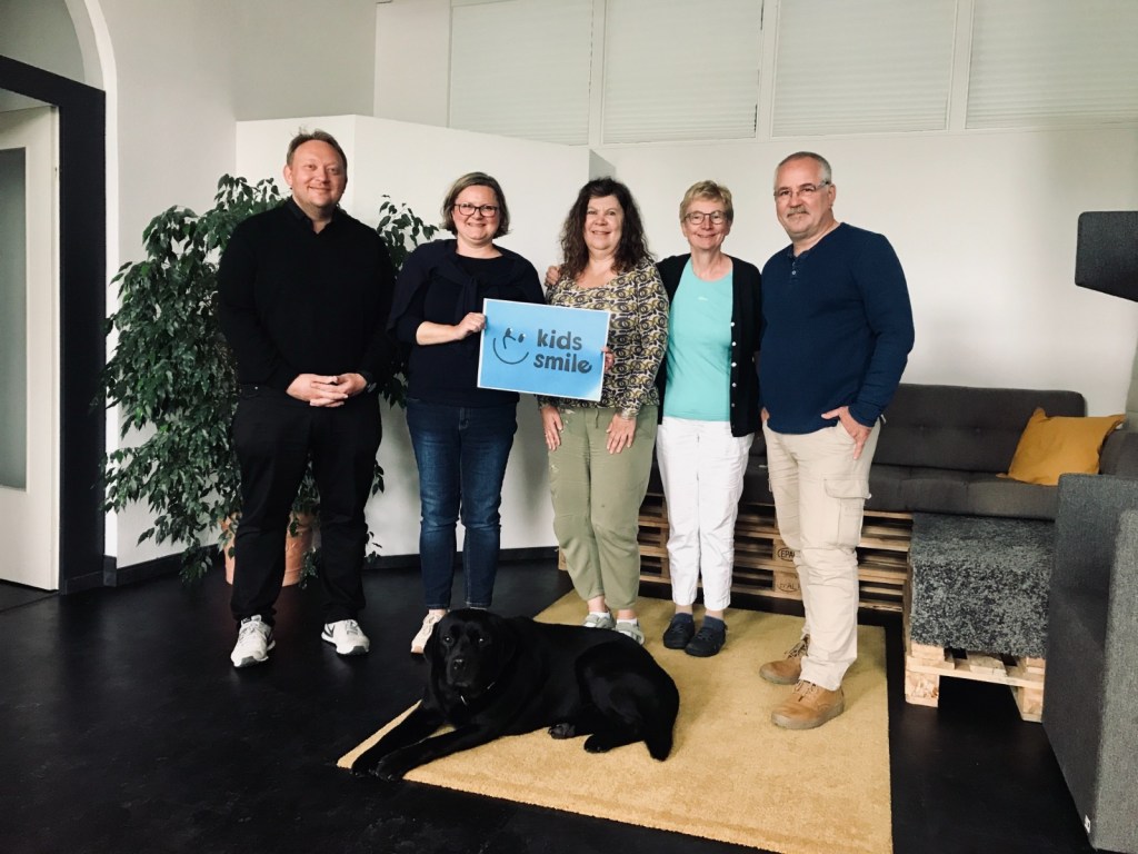 Gründungsmitglieder_innen (v.r.n.l.): Tobias Kollewe, Michaela Hrabec, Conny Pauli, Angelika Kranz, Ralf Pauli; im Vordergrund Humphries - es fehlt Nikos Kanonis