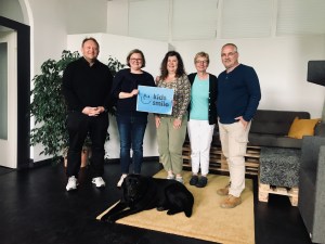 Gründungsmitglieder_innen (v.r.n.l.): Tobias Kollewe, Michaela Hrabec, Conny Pauli, Angelika Kranz, Ralf Pauli; im Vordergrund Humphries - es fehlt Nikos Kanonis